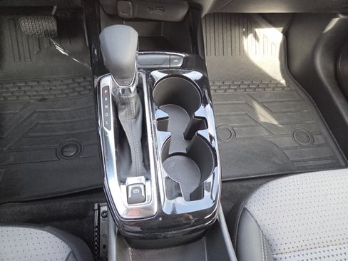 Used 2025 Chevrolet Trax LT FWD image 33