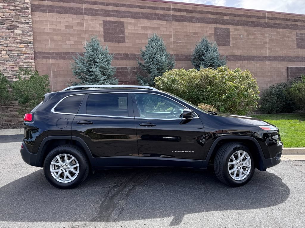 Used 2017 Jeep Cherokee Latitude w/ Cold Weather Group AWD/4WD image 7