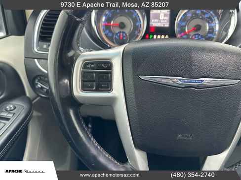 Used 2014 Chrysler Town & Country Touring image 23