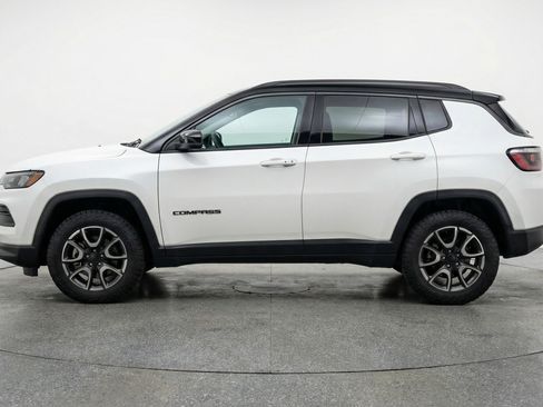 Used 2025 Jeep Compass Trailhawk image 5