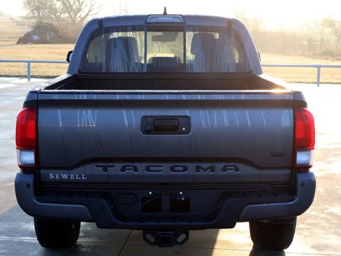 Used 2019 Toyota Tacoma TRD Sport w/ Technology Package image 8