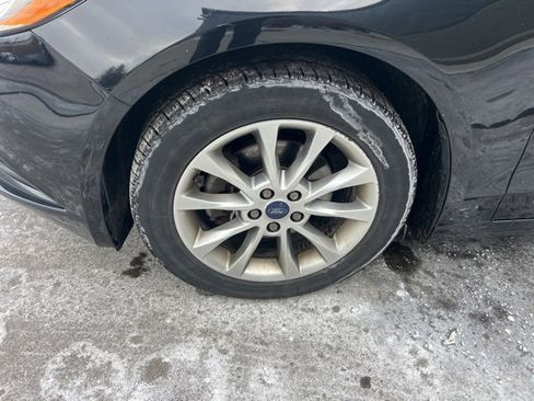 Used 2017 Ford Fusion SE w/ Fusion SE Technology Package image 9