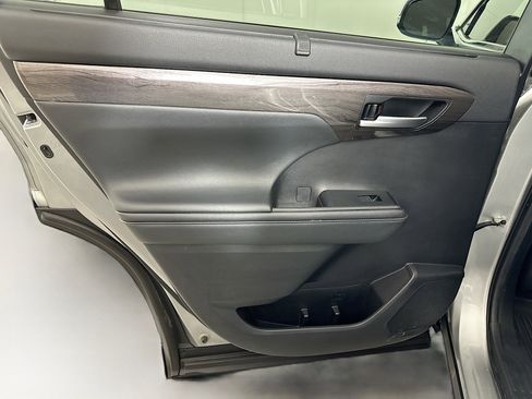 Used 2021 Toyota Highlander Limited image 26
