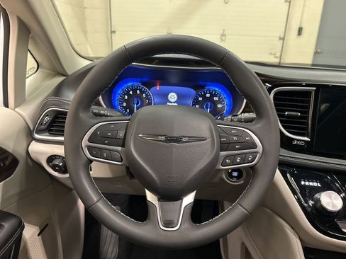 Used 2024 Chrysler Pacifica Limited w/ Uconnect Theater Family Group FWD image 17