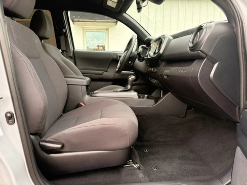 Used 2018 Toyota Tacoma TRD Off-Road w/ Technology Package AWD/4WD image 11