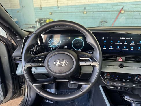 Used 2025 Hyundai Elantra Limited image 28