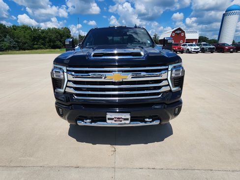 Used 2025 Chevrolet Silverado 2500 High Country w/ Technology Package AWD/4WD image 2