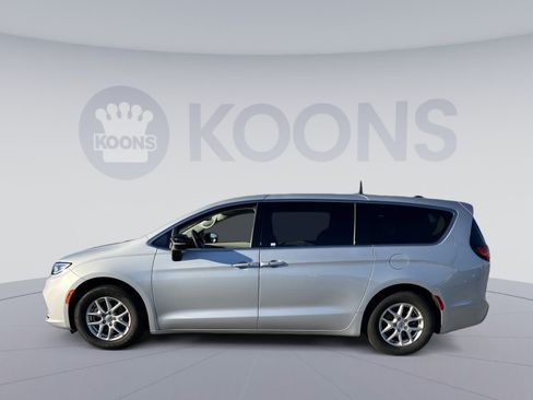 Used 2024 Chrysler Pacifica Touring-L FWD image 2