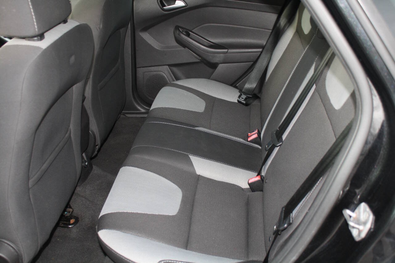 Used 2014 Ford Focus SE w/ Equipment Group 201A FWD image 7