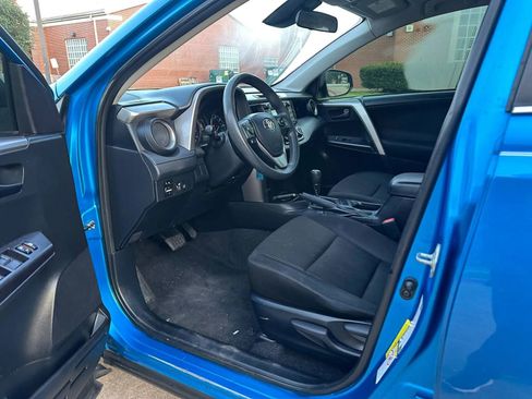 Used 2018 Toyota RAV4 LE FWD image 10