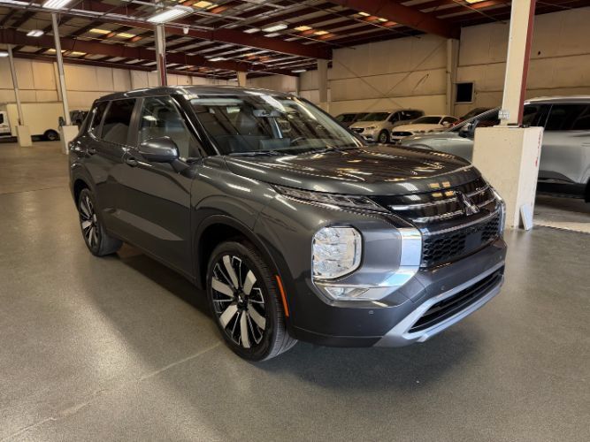 Used 2025 Mitsubishi Outlander SE FWD image 7