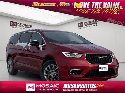 New 2026 Chrysler Pacifica Limited w/ Uconnect Theater Family Group