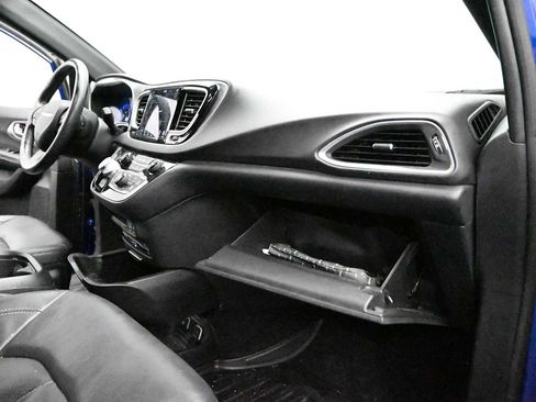 Used 2019 Chrysler Pacifica Touring-L Plus w/ Advanced Safetytec Group FWD image 23