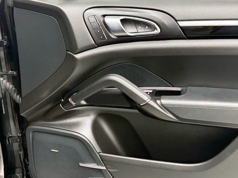 Used 2018 Porsche Cayenne Platinum Edition image 20