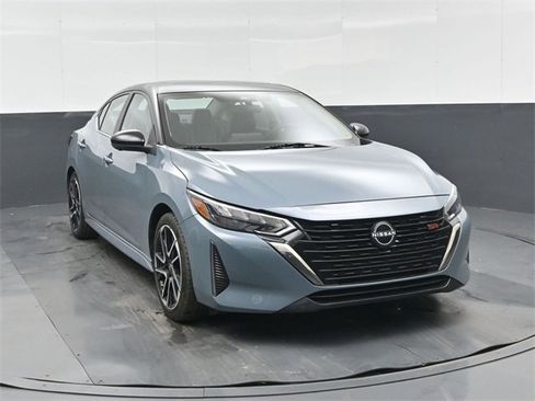 Used 2025 Nissan Sentra SR w/ SR Premium Package image 10