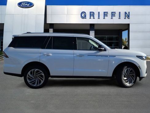 New 2025 Lincoln Navigator Reserve image 3