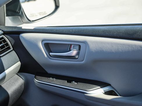 Used 2016 Toyota Camry SE FWD image 21