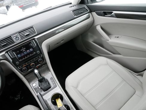 Used 2017 Volkswagen Passat 1.8T SE image 11