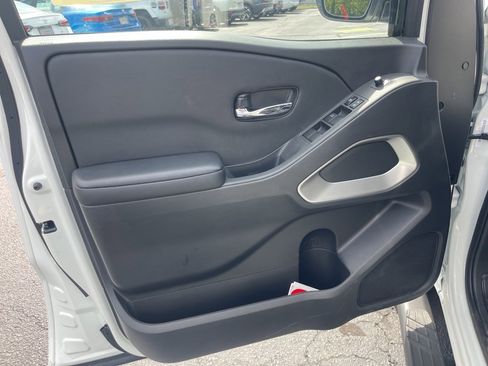 Certified 2025 Nissan Frontier SV image 9