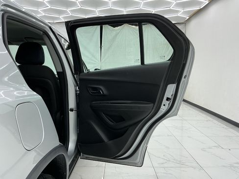 Used 2018 Chevrolet Trax LS FWD image 25