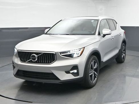 Used 2023 Volvo XC40 B5 Plus image 3