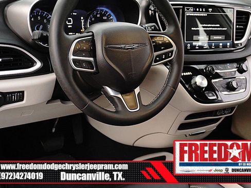 Certified 2024 Chrysler Pacifica Touring-L image 26