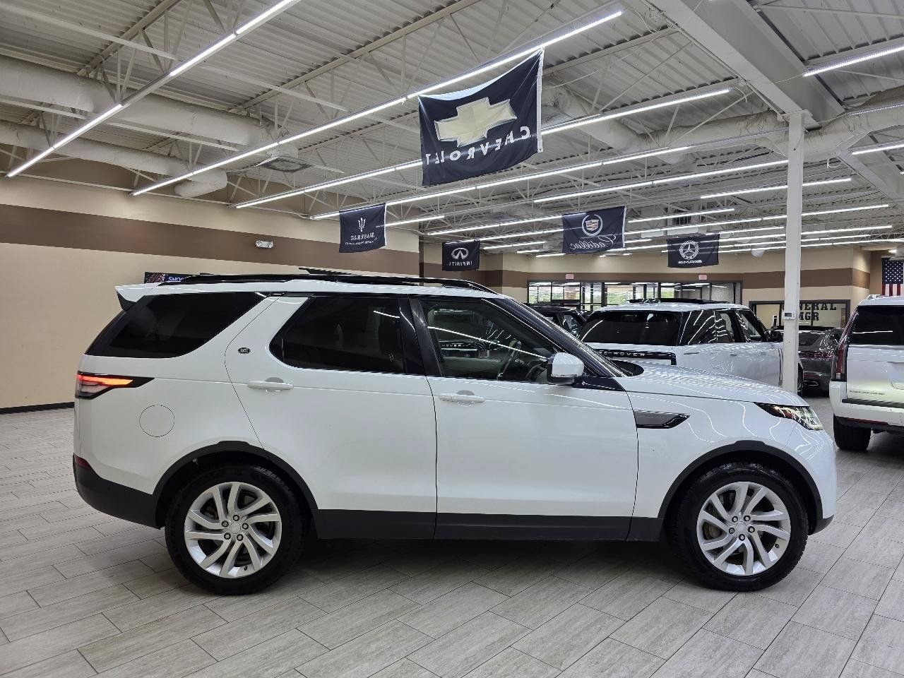 Used 2019 Land Rover Discovery SE AWD/4WD image 5