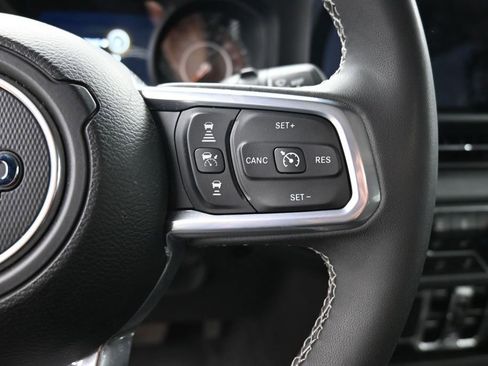 Used 2025 Jeep Wrangler Unlimited Sahara AWD/4WD image 20