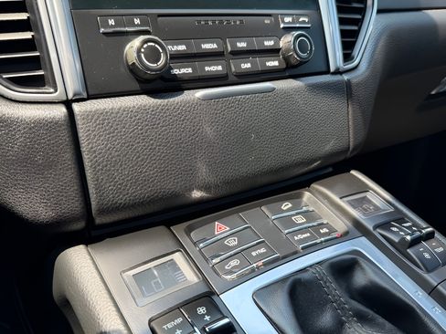 Used 2018 Porsche Macan AWD/4WD image 52