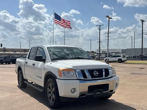 Used 2015 Nissan Titan SV w/ SV Value Truck Package RWD image 2