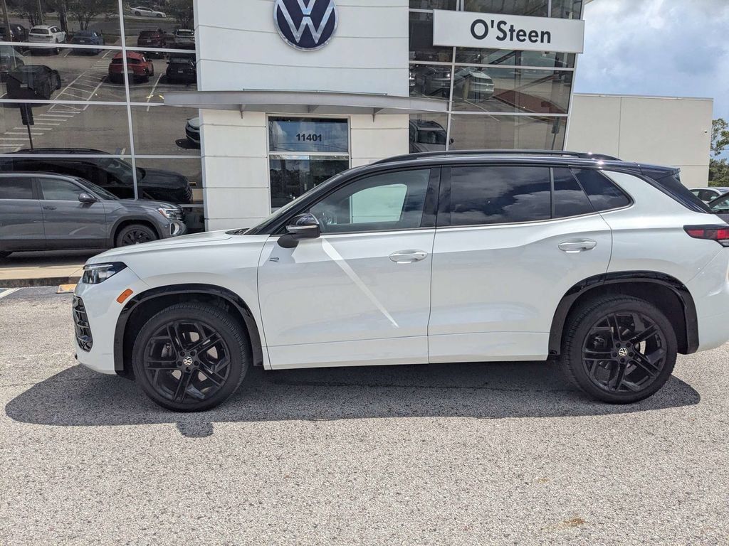 Certified 2025 Volkswagen Tiguan SE R-Line AWD/4WD image 3