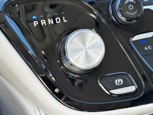 Used 2023 Chrysler Pacifica Limited image 21