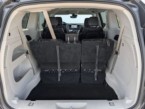 Used 2023 Chrysler Pacifica Touring-L image 30