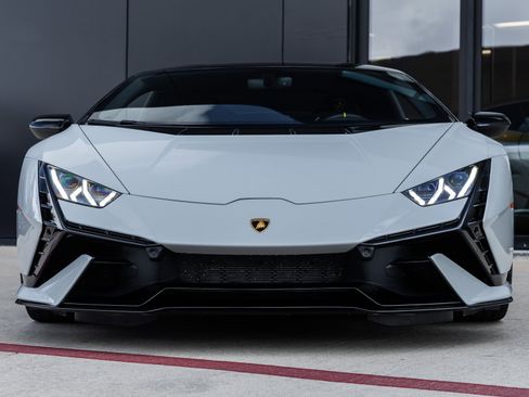 Used 2023 Lamborghini Huracan Tecnica image 4