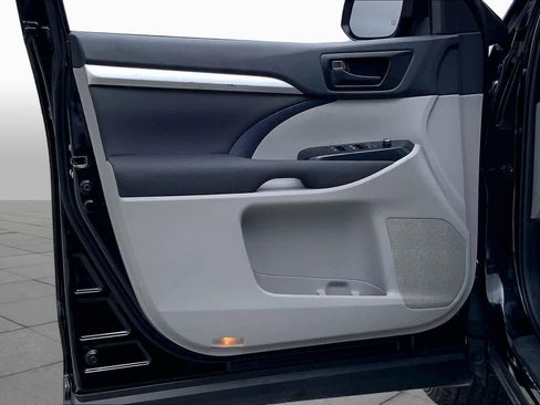 Used 2019 Toyota Highlander LE FWD image 21