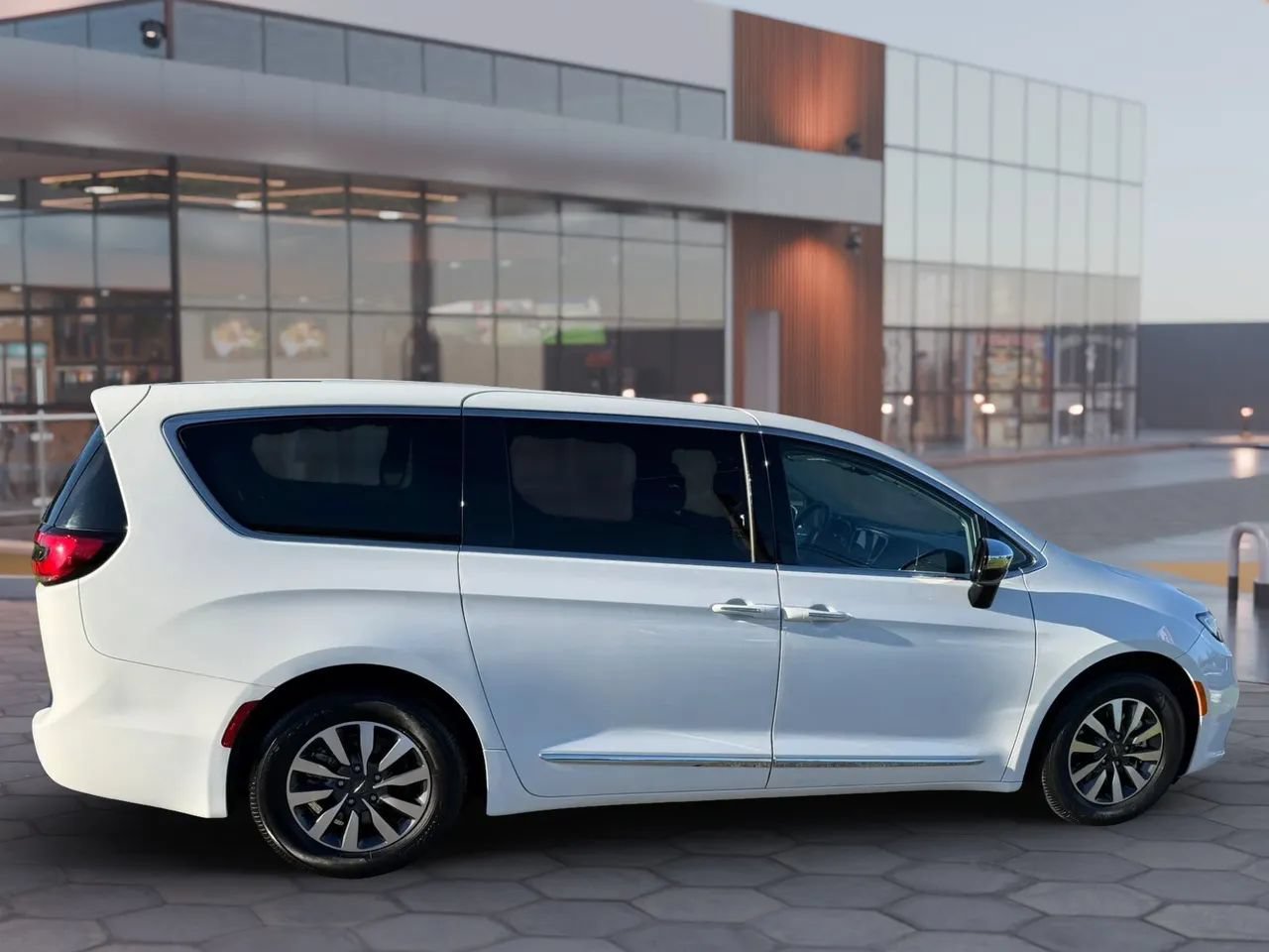 Used 2023 Chrysler Pacifica Limited w/ Uconnect Theater Family Group FWD image 5
