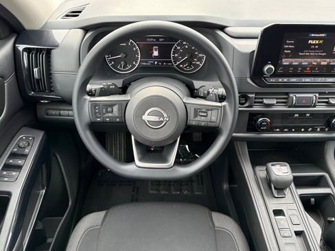 Used 2025 Nissan Pathfinder S image 13