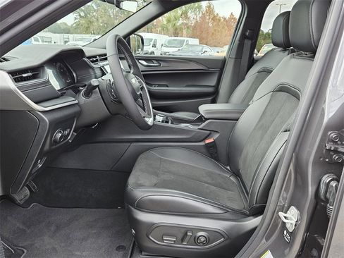 New 2025 Jeep Grand Cherokee Altitude image 10