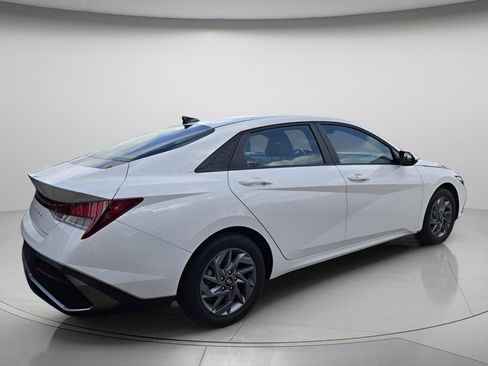 Used 2024 Hyundai Elantra SEL image 5