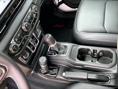 Used 2025 Jeep Gladiator Sport AWD/4WD image 18