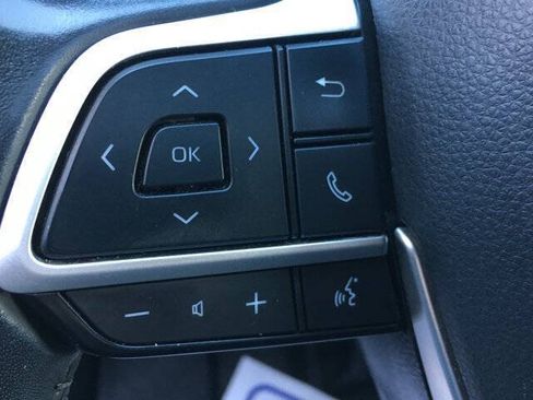 Used 2022 Toyota Highlander XLE AWD/4WD image 12