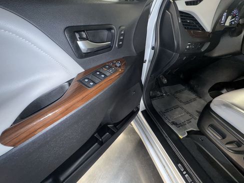 Used 2020 Toyota Sienna Limited image 21
