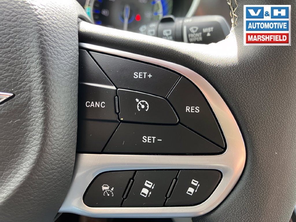Used 2024 Chrysler Pacifica Touring-L FWD image 10