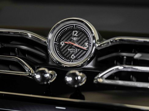 Used 2024 Bentley Bentayga Azure V8 image 34