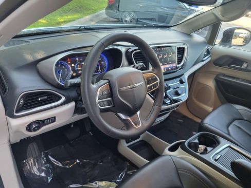 Used 2023 Chrysler Pacifica Touring-L FWD image 11