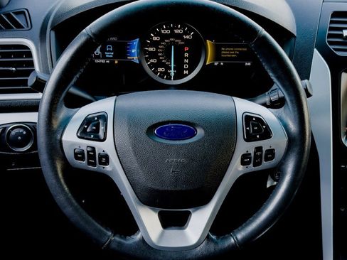 Used 2014 Ford Explorer XLT w/ Equipment Group 202A image 17