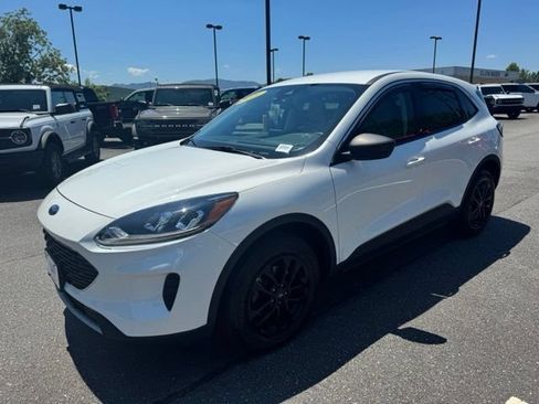 Used 2022 Ford Escape SE w/ Cold Weather Package AWD/4WD image 3