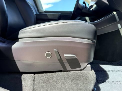 Used 2022 Tesla Model Y Long Range AWD/4WD image 20