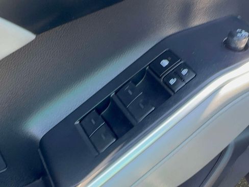 Used 2023 Toyota Highlander XLE AWD/4WD image 17