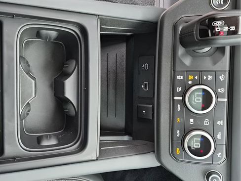 Used 2024 Land Rover Defender 110 X-Dynamic SE image 39